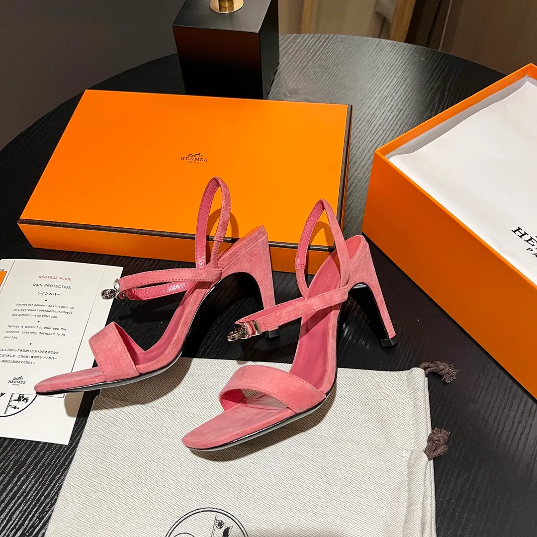👟👟Ex-factory price 600👟👟 💋💋Continue the classics Hermes Classic H high-heeled sandals series————————Fashionable classic and versatile super comfortable It took half a year to disassemble the original version and develop it with craftsmanship and perfection in every detail Simple and smooth design to create a fashionable, classic and soft look 🥰🥰 Material: Original custom-made sheep suede, sheepskin lining for feet, Italian genuine leather outsole ▪️Heel height: 9cm ▪️SIZE: 34-42 (34.41 42 customized, non-returnable and non-exchangeable)
